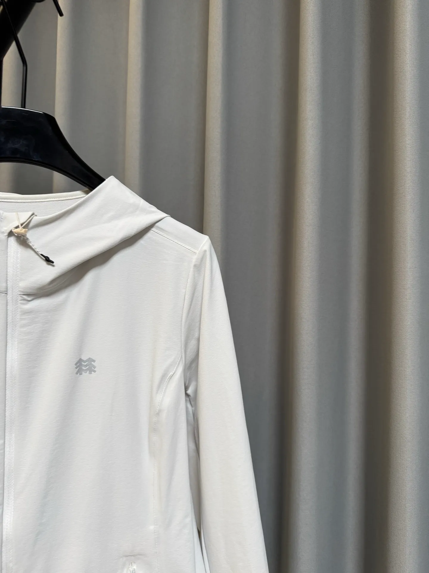 [Premium replica] KOLON SPORT/Kolon sun protection clothing with cool touch UPF 70+ outdoor knitted cardigan hooded jacket for men and women (gray white) Fabric: 76% nylon 24% ammonia, light oxygen sun protection｜Come with you Wear refreshment and security on your body Fabric: Made of 76% nylon + 24% spandex high elastic professional sun protection fabric, high sun protection power: UPF 70+, professional sun protection, blocking ultraviolet damage, safe for outdoor commuting, hiking and camping Size: s/m/l/xl/xxl